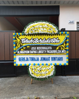 Papan Bunga Duka di Pusat Pasar